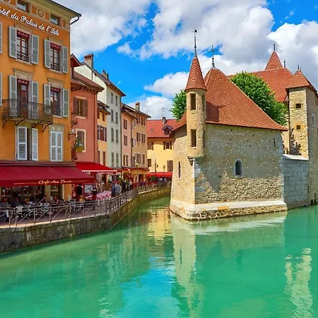 Nid Douillet A 15 Min A Pied Du Annecy